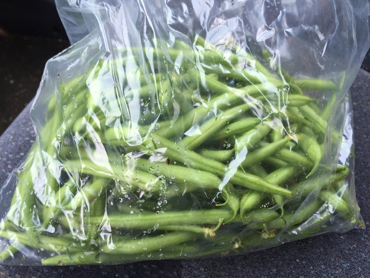 Green beans inside a clear plastic bag