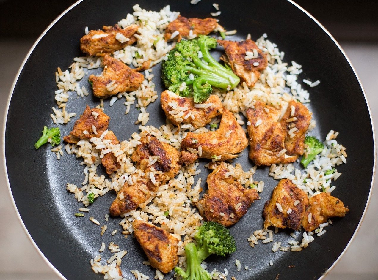 Pan with chicken, rice and brocolli
